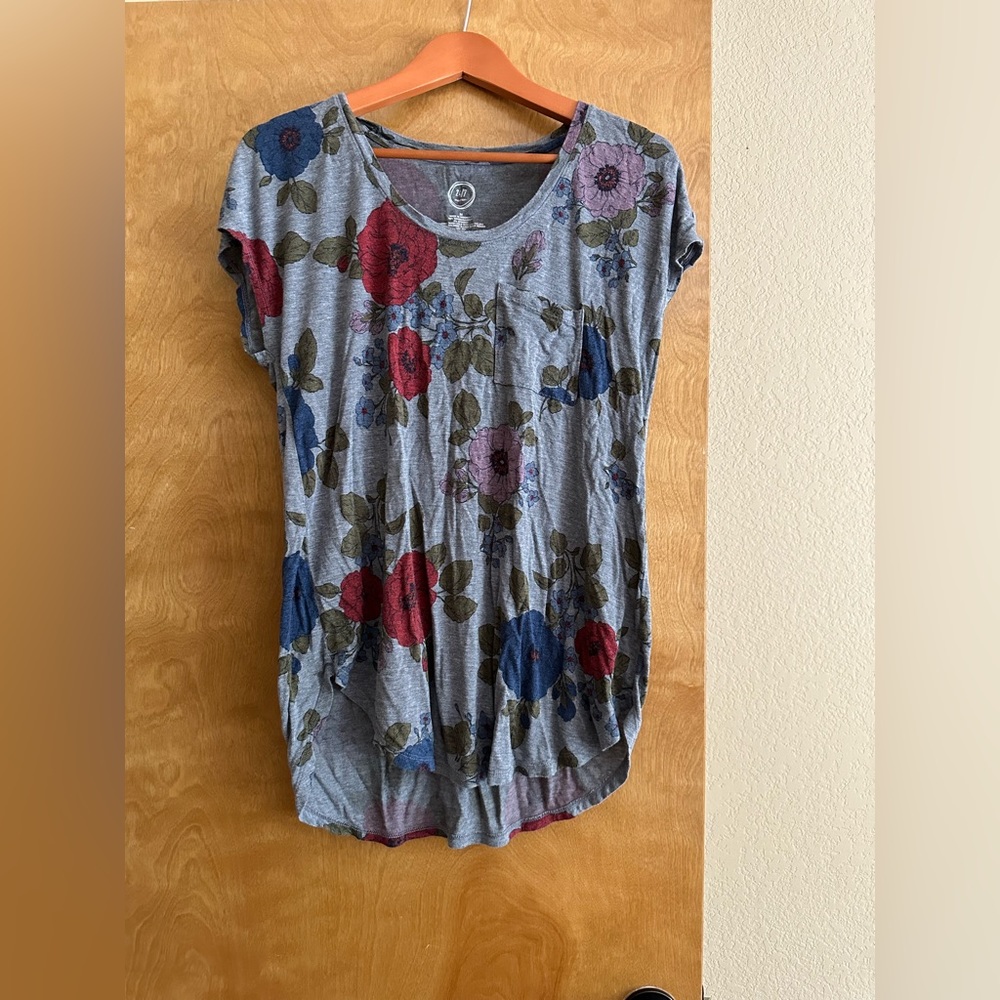 Wormed floral print tee with chest pocket